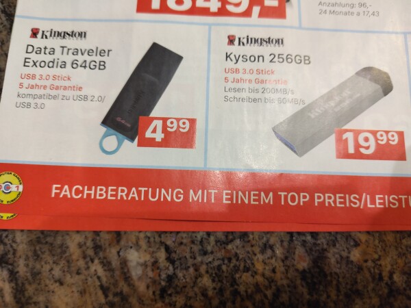 Prospekt eines Computerfachgeschäfts, angeboten werden USB-Sticks um 4,99€ mit 64 GB und 19,99€ mit 256 GB.